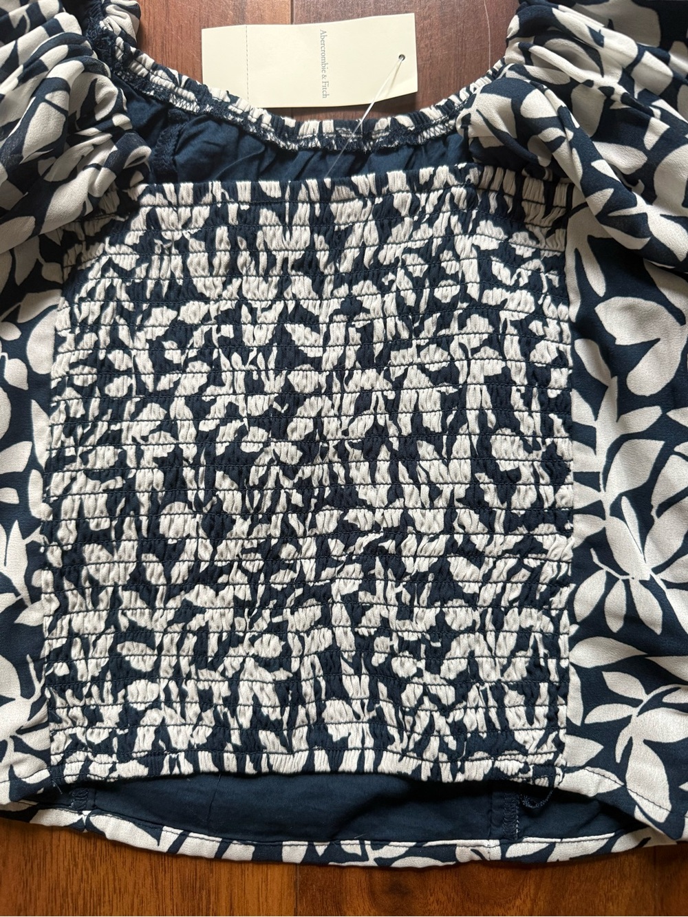 ๐ Abercrombie & Fitch Floral Navy & White Puff Short Sleeve Crop Top / XS / NWT - Picture 5 of 5